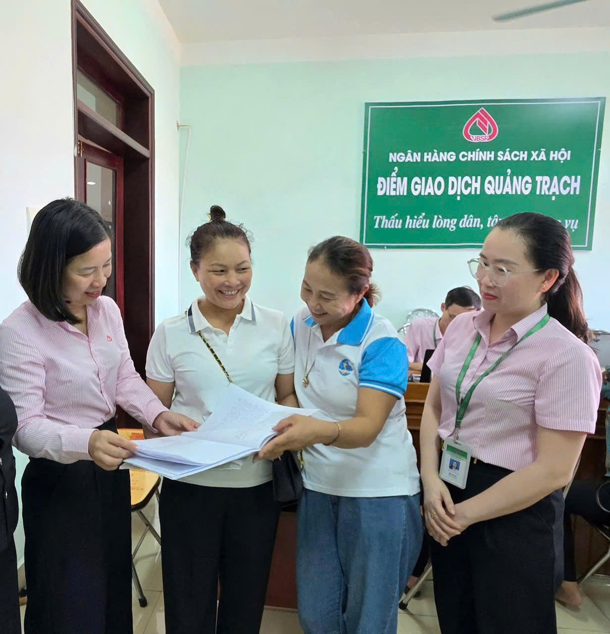 Từ lãnh đạo đến cán bộ NHCSXH tỉnh Quảng Trị thường xuyên gắn bó, tận tình giúp dân vay vốn thuận lợi, sử dụng vốn vay hiệu quả.