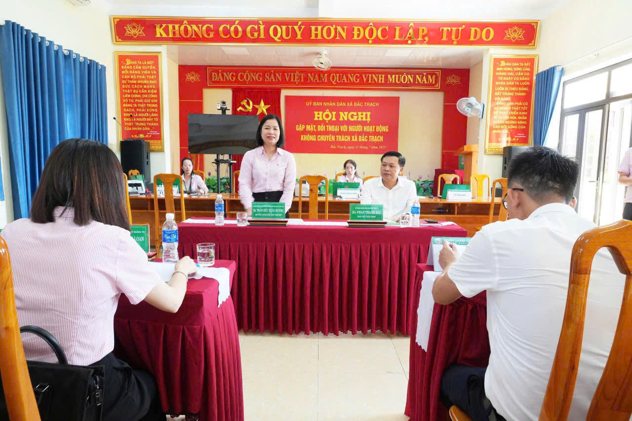 Bí thư chi bộ, Giám đốc NHCSXH tỉnh Quảng Trị - Trần Đức Xuân Hương gặp mặt đối thoại với người hoạt động tín dụng chính sách không chuyên tại địa bàn dân cư.