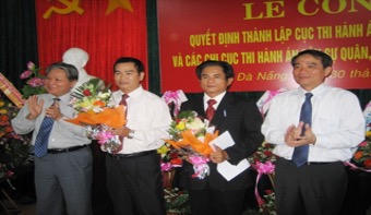 Bộ trưởng Bộ Tư pháp Hà Hùng Cường và Phó Bí thư Thành ủy Đà Nẵng Trương Quang Nghĩa trao Quyết định thành lập Cục Thi hành án dân sự thành phố và Quyết định bổ nhiệm Cục trưởng, Phó cục trưởng tháng 7/ 2009