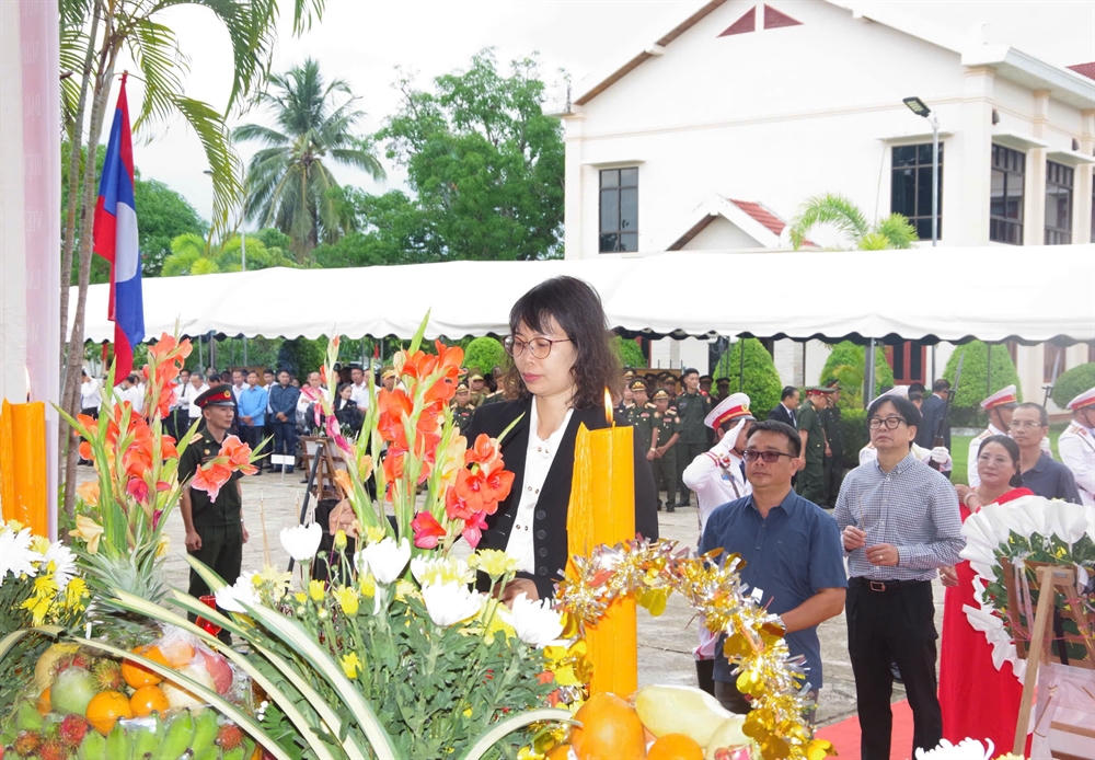 Đại biểu Tổng lãnh sự quán dâng dương các anh hùng liệt sĩ.