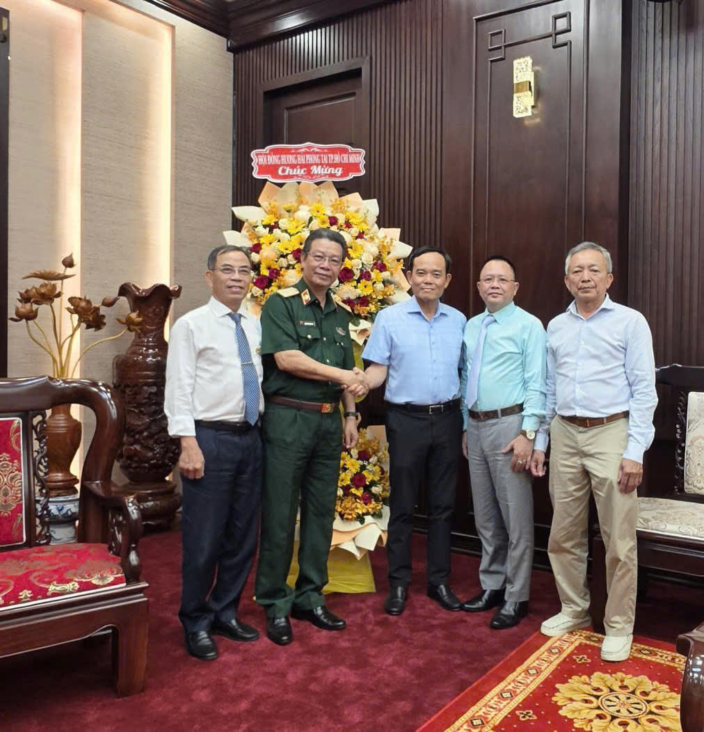 Hội Đồng hương Hải Phòng tại thành phố Hồ Chí Minh tặng hoa chúc mừng Đồng chí Bí thư Thành ủy Trần Lưu Quang