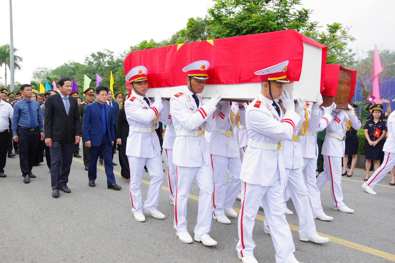Trang nghiêm lễ đón nhận 28 hài cốt liệt sĩ quân tình nguyện Việt Nam hy sinh tại Lào về đất mẹ