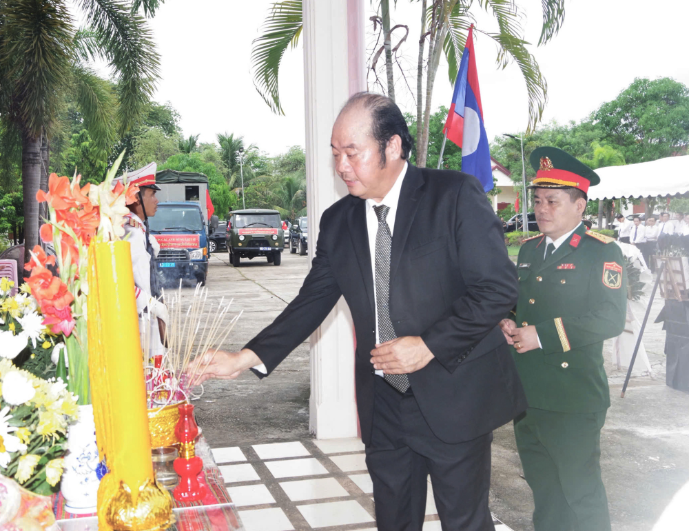 Ông Nguyễn Văn Mạnh – Phó Chủ tịch UBND thành phố, Trưởng Ban chỉ đạo 515 thành phố Huế dâng dương các anh hùng liệt sĩ.