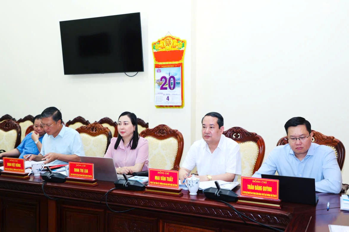 Ông Trần Huy Tuấn chủ trì Hội nghị Ban thường vụ tỉnh Ninh Bình