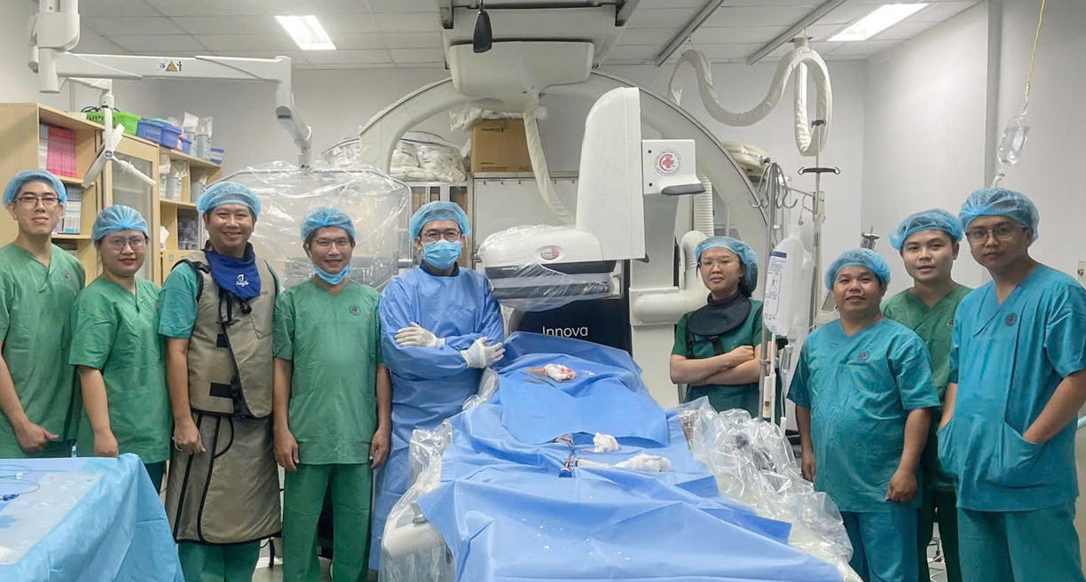 Ê-kíp khoa Tim mạch can thiệp Bệnh viện Đa khoa thành phố Cần Thơ chụp ảnh lưu niệm cùng TS.BS Đỗ Nguyên Tín – Chủ tịch Hội Tim mạch nhi và tim bẩm sinh TP HCM.