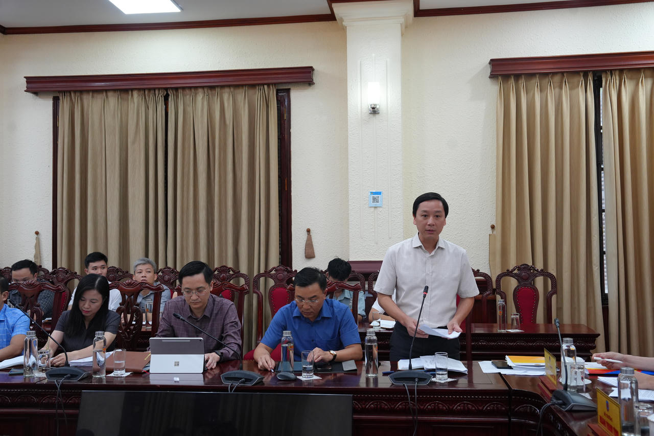 Cục trưởng Cục Kế hoạch - Tài chính Phan Anh Tuấn báo cáo tại buổi làm việc.