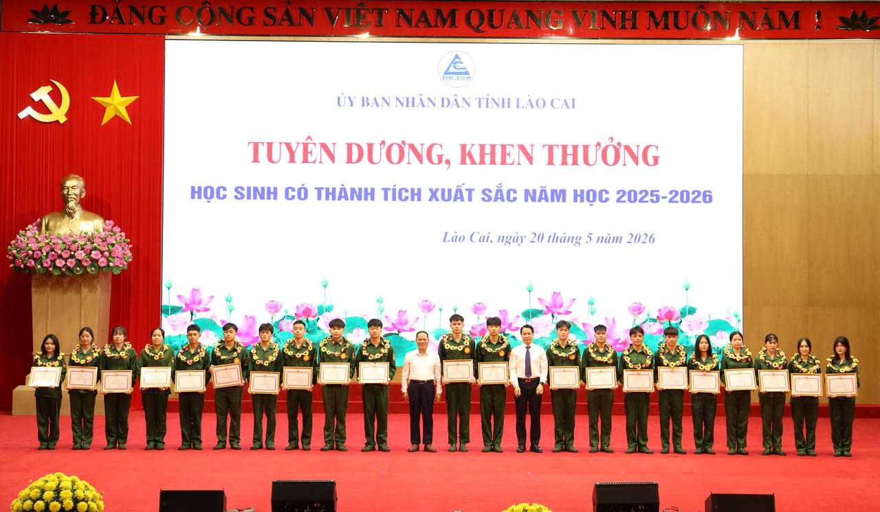 Biểu dương các em học sinh đã đạt thành tích xuất sắc tại Hội thao Giáo dục quốc phòng và an ninh toàn quốc.