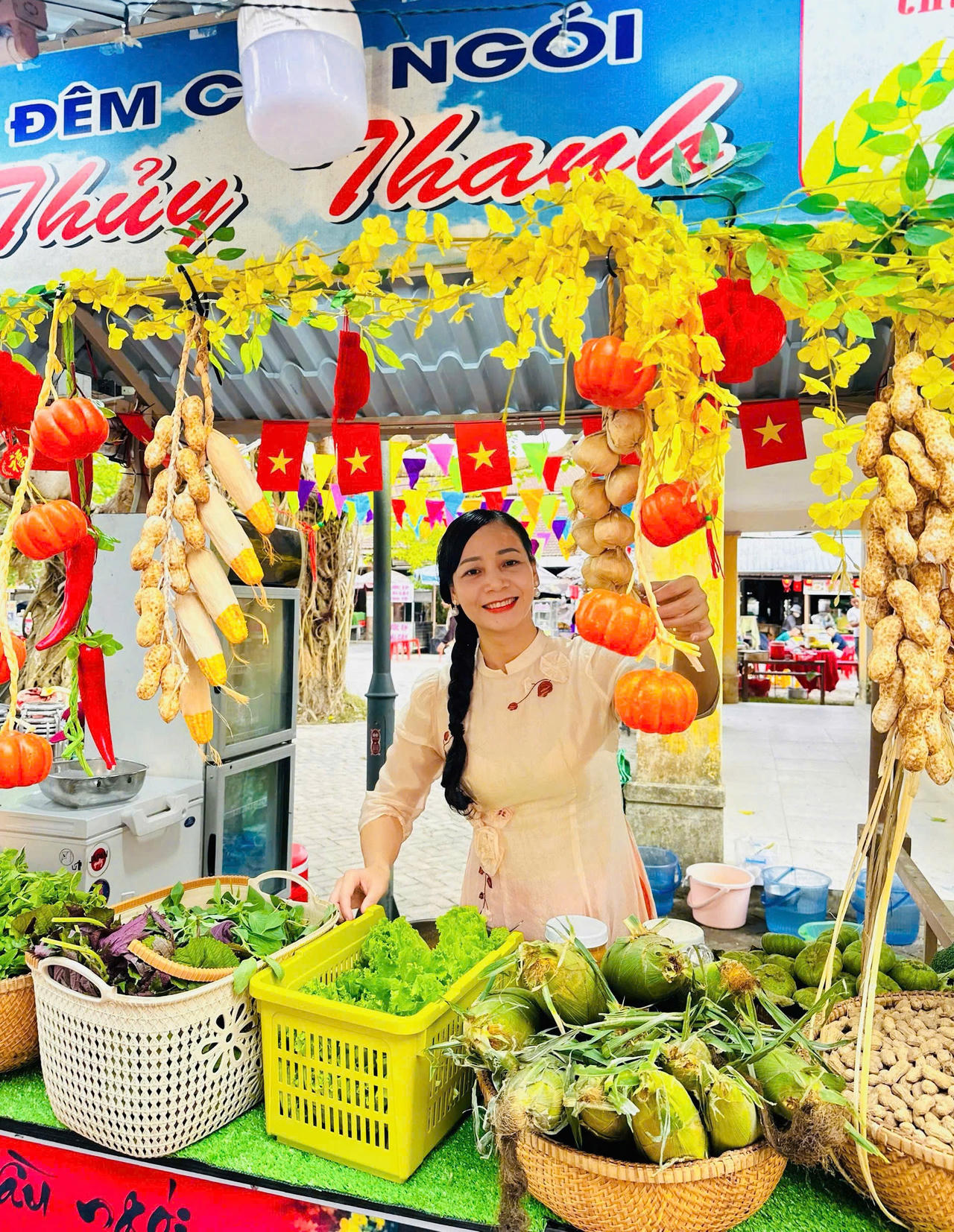 Không chỉ quản lý, người đứng đầu cấp ủy phường Thanh Thủy luôn đồng hành cùng người dân trong việc quảng bá các sản phẩm nông nghiệp bản địa đến với du khách.