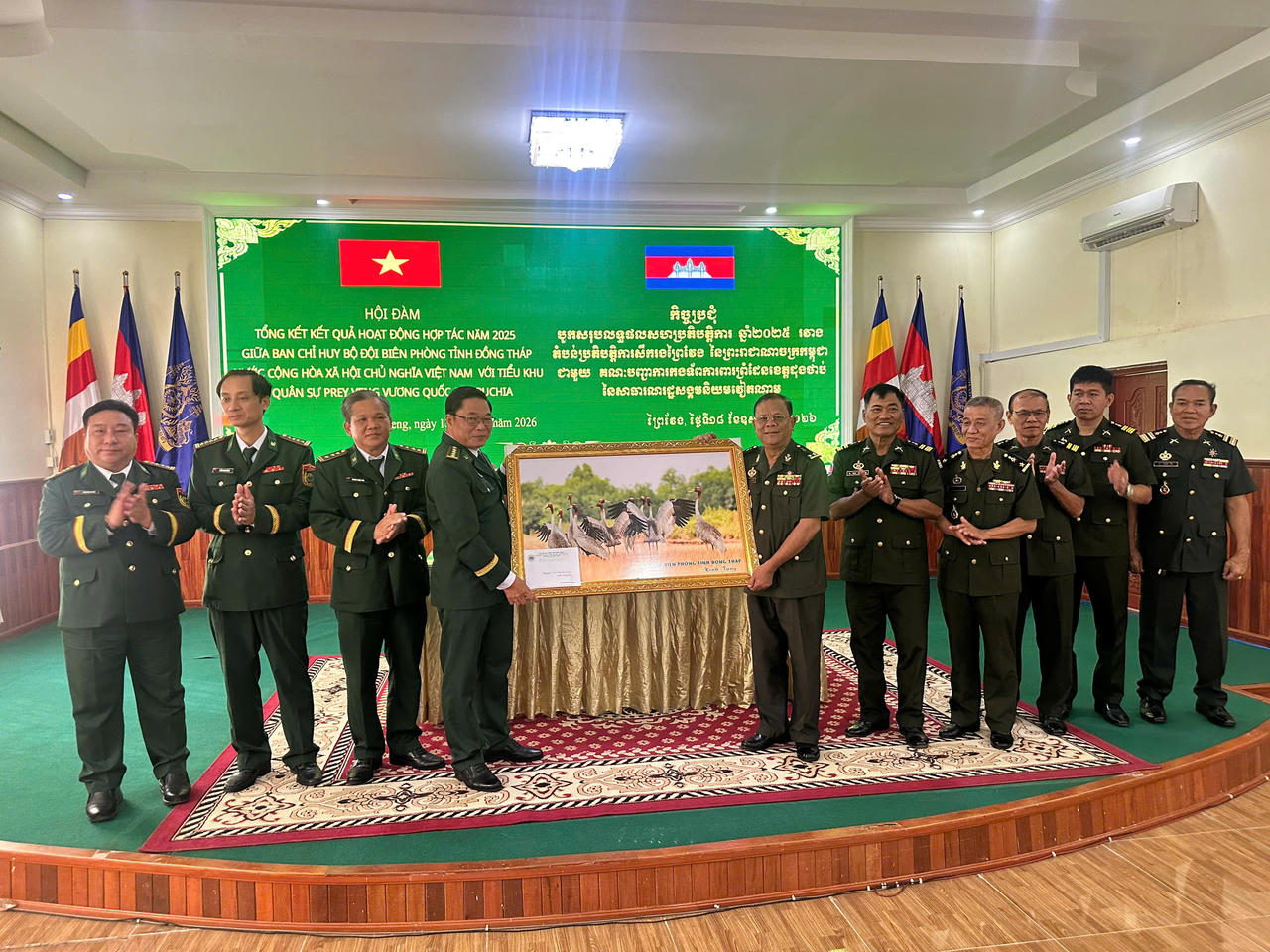 Ban Chỉ huy BĐBP Đồng Tháp tặng quà lưu niệm, cho lực lượng vũ trang tỉnh Prey Veng, thể hiện tình đoàn kết hữu nghị giữa 2 Quốc gia.