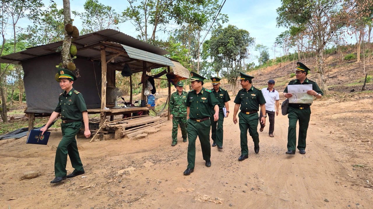 Thiếu tướng Nguyễn Văn Thiện cùng đoàn công tác kiểm tra các đường mòn, lối mở xung quanh khu vực Cửa khẩu Quốc tế Lao Bảo.