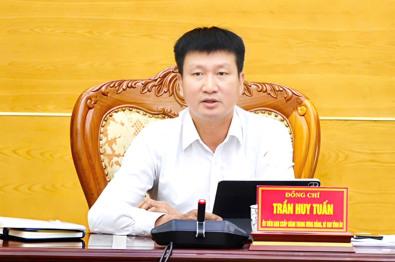 Ông Trần Huy Tuấn chủ trì Hội nghị Ban thường vụ tỉnh Ninh Bình