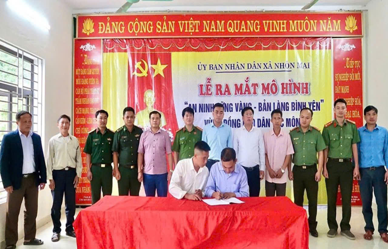 Đại diện các bản bày tỏ sự đồng thuận, cam kết phối hợp cùng chính quyền và lực lượng chức năng xây dựng bản làng đoàn kết, bình yên, không có tệ nạn xã hội và không vi phạm pháp luật. 
