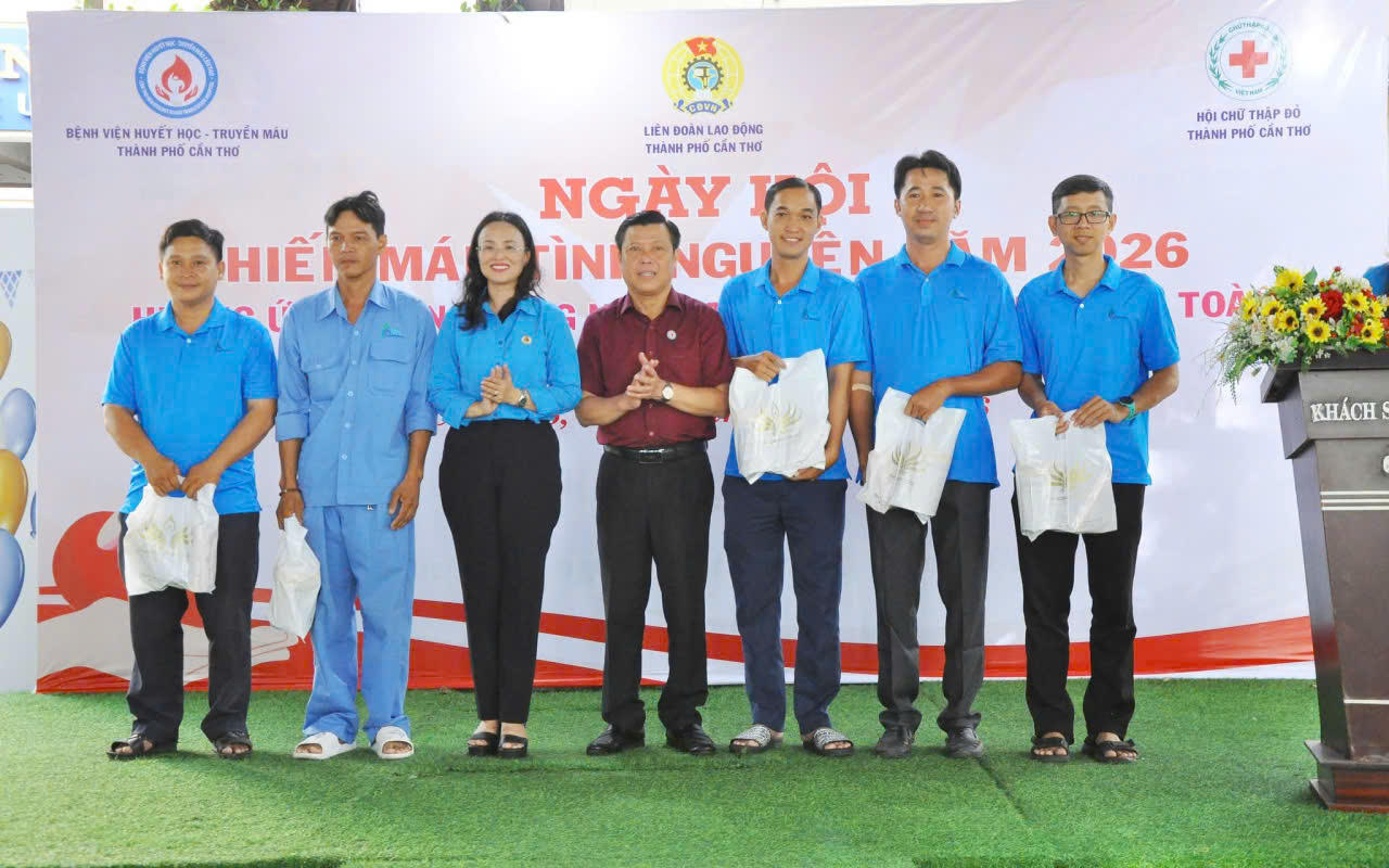 Lãnh đạo Liên đoàn Lao động thành phố và Bệnh viện Huyết học – Truyền máu thành phố Cần Thơ trao quà cho đoàn viên, người lao động có hoàn cảnh khó khăn tích cực tham gia hiến máu tình nguyện.