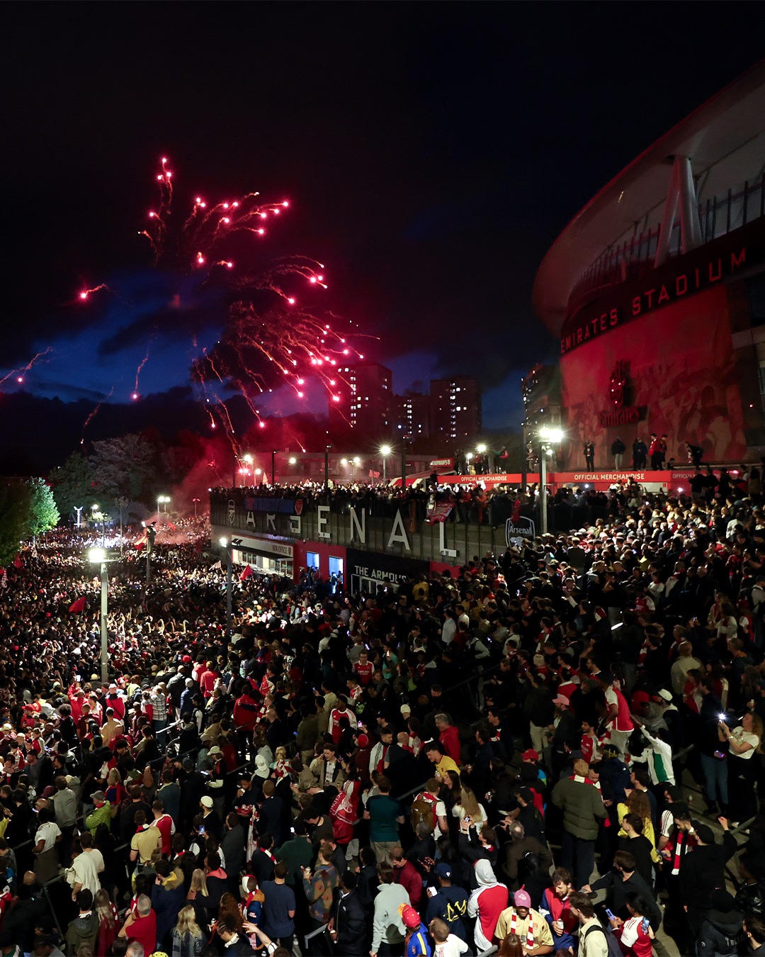 Cổ động viên Arsenal mở hội ăn mừng chức vô địch (Ảnh Premier League)
