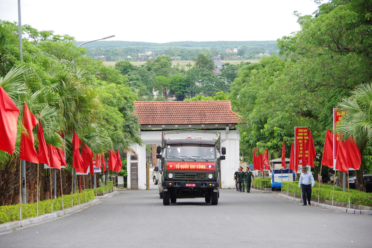 Trang nghiêm lễ đón nhận 28 hài cốt liệt sĩ quân tình nguyện Việt Nam hy sinh tại Lào về đất mẹ
