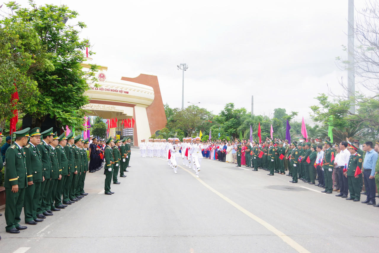 Trang nghiêm lễ đón nhận 28 hài cốt liệt sĩ quân tình nguyện Việt Nam hy sinh tại Lào về đất mẹ