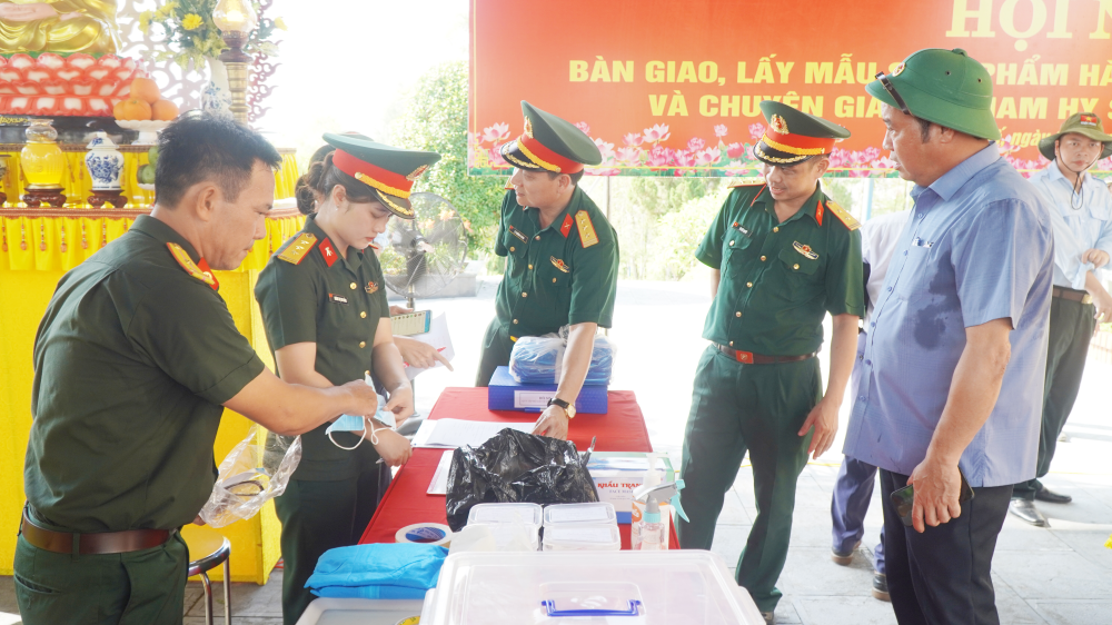 Lãnh đạo thành phố kiểm tra công tác chuẩn bị lấy mẫu sinh phẩm.