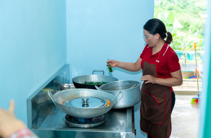Toàn cảnh nhà bếp trường mẫu giáo sau khi dự án hoàn thành.&nbsp;