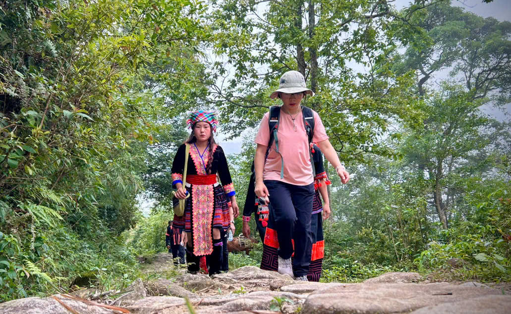 Chạm vào 'huyền thoại' đường đá cổ Pavi giữa đại ngàn