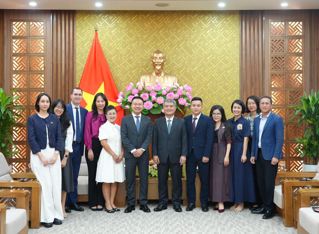 Các đại biểu chụp ảnh lưu niệm.