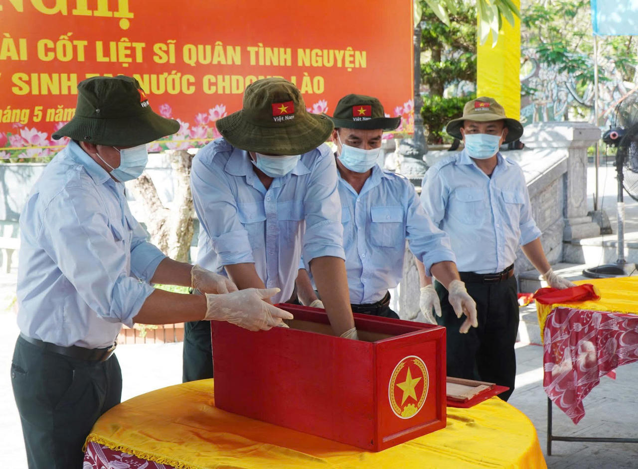 Thành phố Huế lấy mẫu sinh phẩm hài cốt liệt sĩ để giám định ADN, xác định danh tính