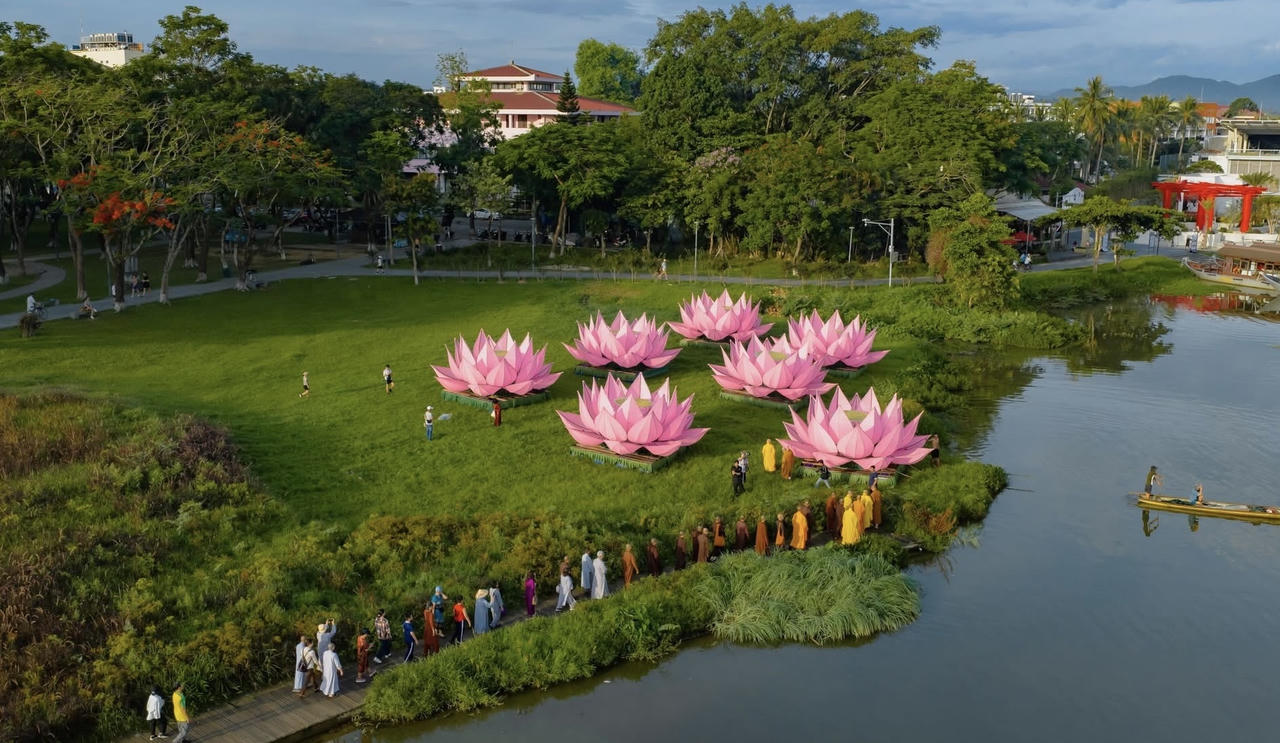 Hạ thủy 7 hoa sen trên sông Hương kính mừng Đại lễ Phật đản Phật lịch 2570