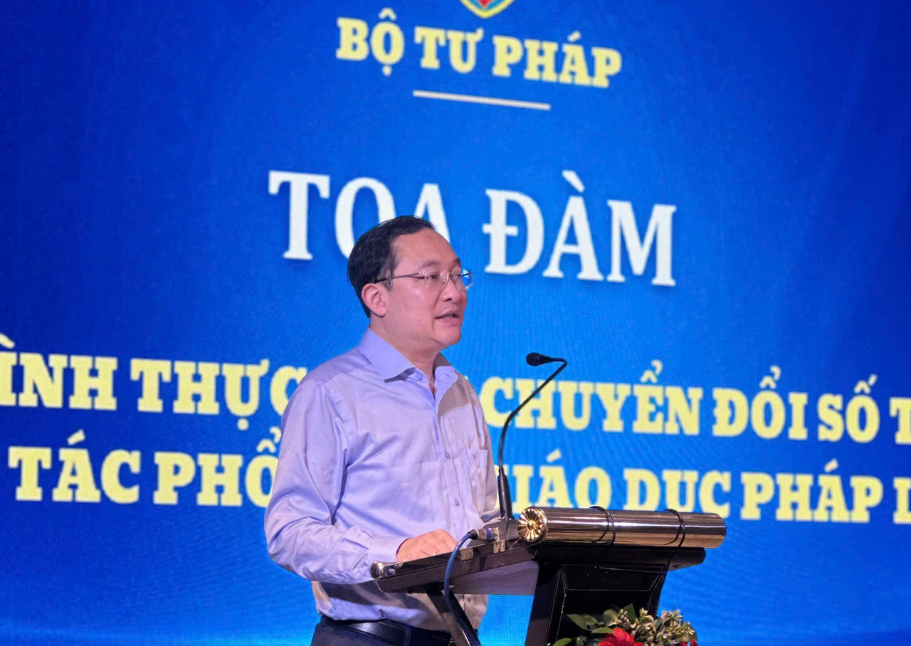 Ông Phan Hồng Nguyên phát biểu kết luận tọa đàm.