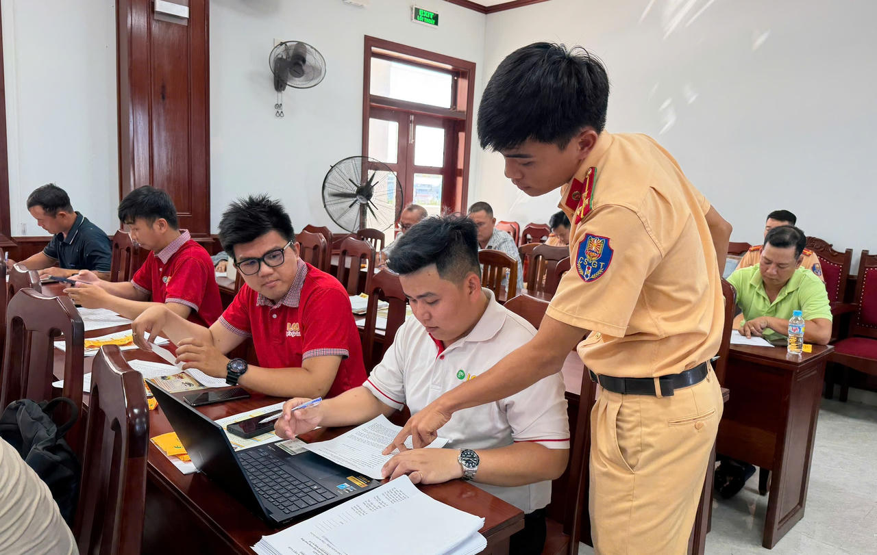 Cán bộ Phòng CSGT Công an tỉnh Gia Lai phổ biến pháp luật về an toàn giao thông cho chủ doanh nghiệp, lái xe kinh doanh vận tải hành khách.