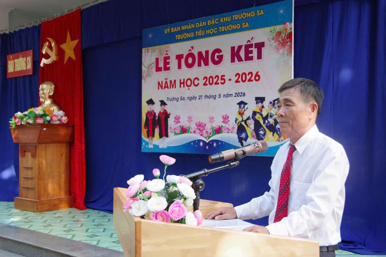Thầy Lê Văn Hạnh- giáo viên trường Tiểu học Trường Sa báo cáo tổng kết năm học 2025-2026