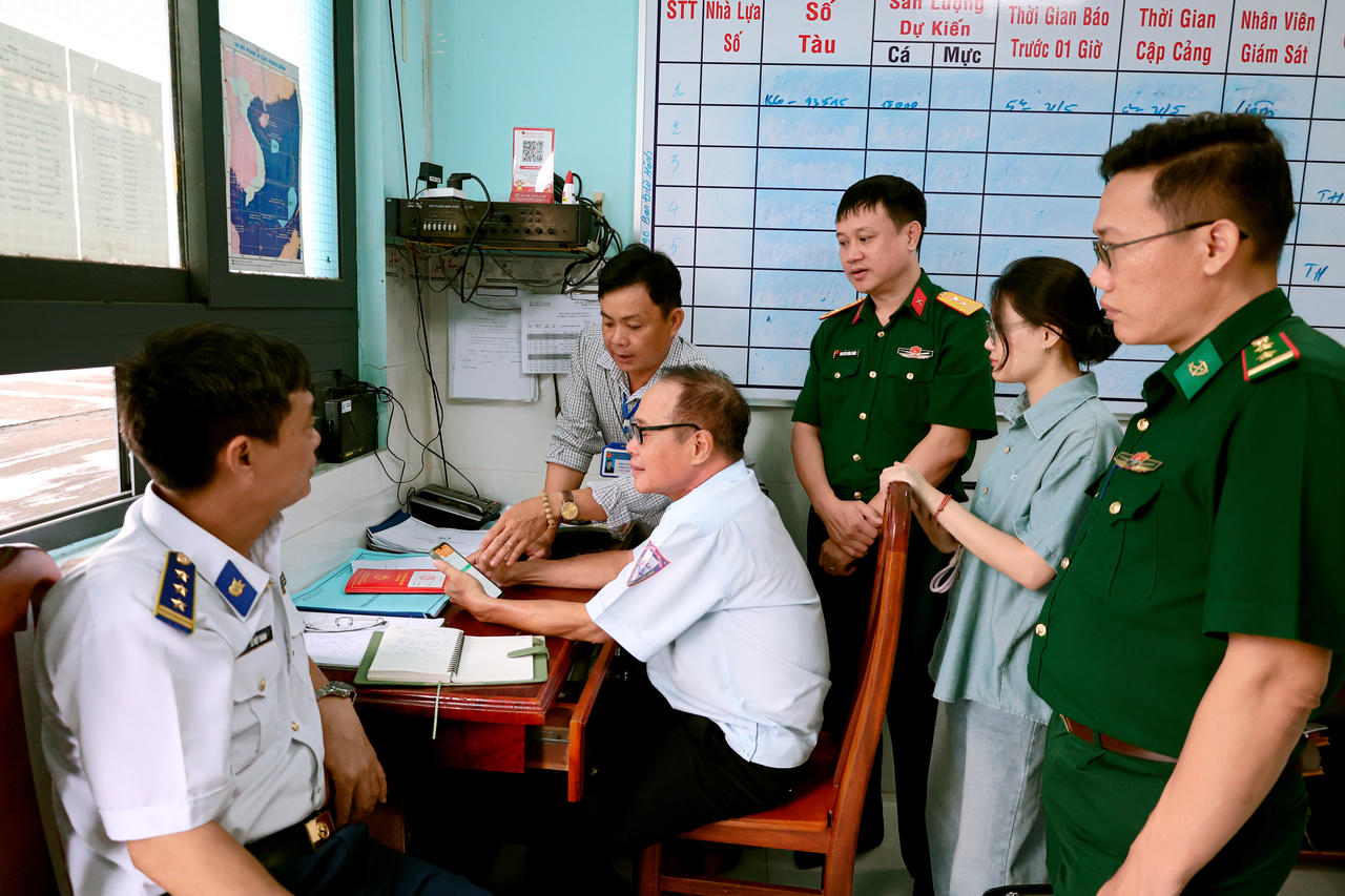 Đoàn kiểm tra việc liên thông, đồng bộ giữa trạm kiểm soát Biên phòng và cảng cá trên phần mềm eCDT.