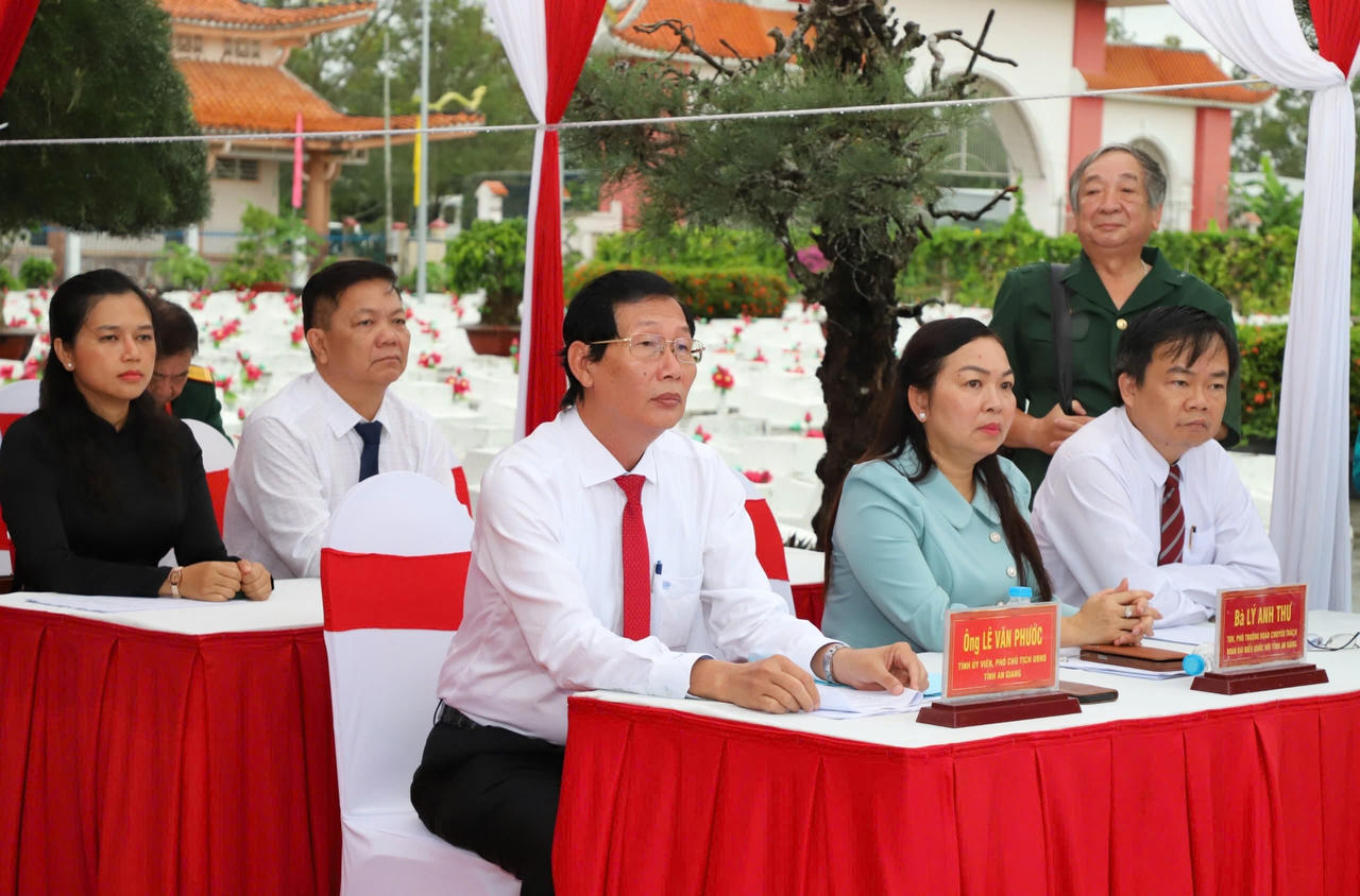 Đại biểu dự Lễ khai quật mộ tại Nghĩa trang liệt sĩ Giồng Riềng để thực hiện thu mẫu sinh phẩm hài cốt liệt sĩ nhằm phục vụ cho công tác giám định ADN xác định danh tính hài cốt liệt sĩ
