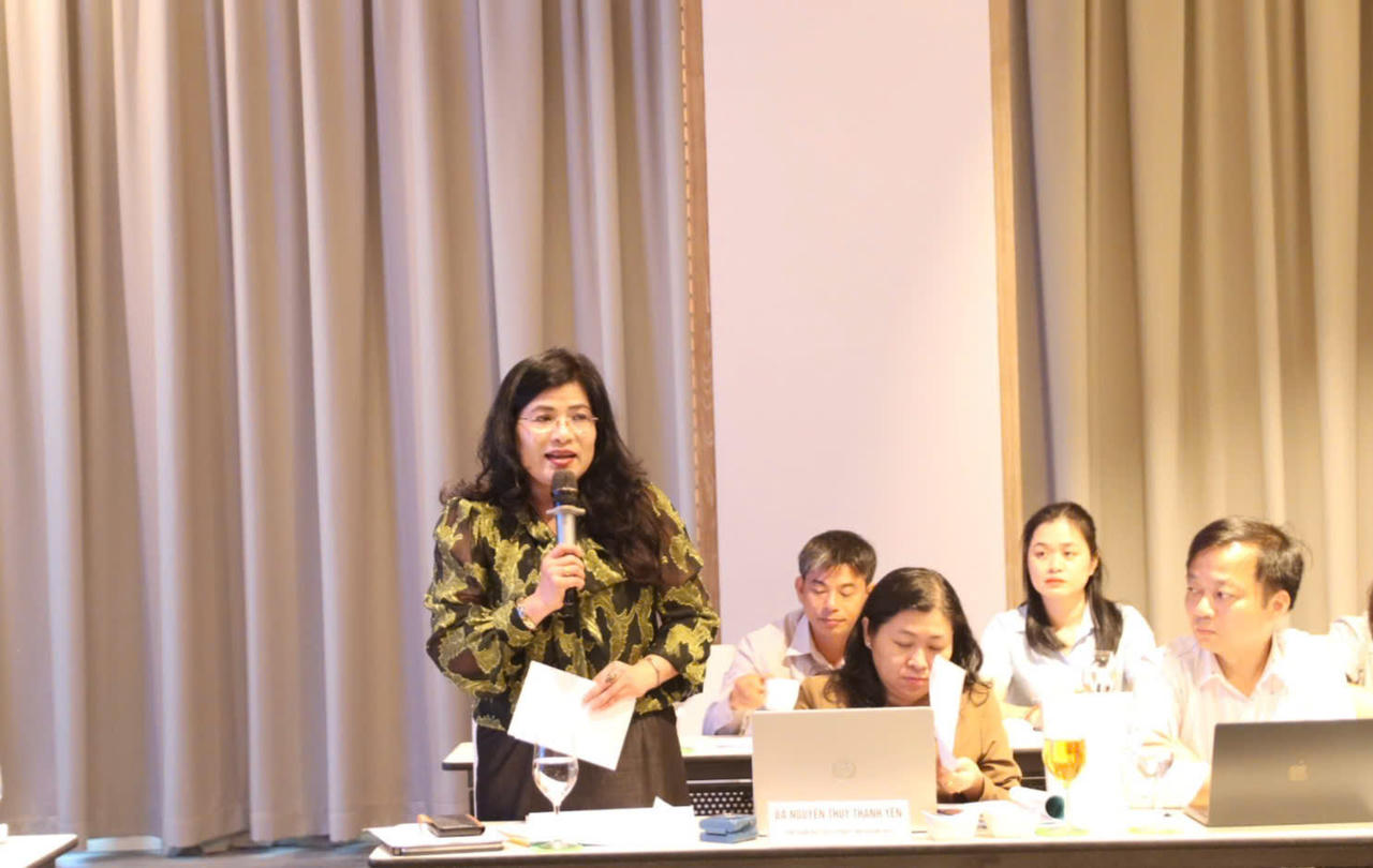Bà Đàng Thị Mỹ Hương - Phó Trưởng đoàn chuyên trách Đoàn Đại biểu Quốc hội tỉnh Khánh Hòa phát biểu.