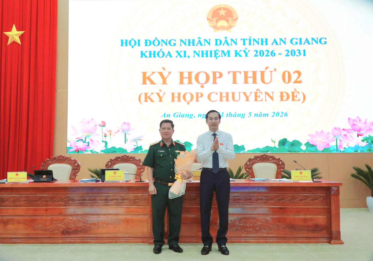 Chủ tịch HĐND tỉnh An Giang Nguyễn Thanh Nhàn tặng hoa chúc mừng Thiếu tướng Nguyễn Văn Hùng, Chỉ huy trưởng Bộ Chỉ huy Quân sự tỉnh An Giang