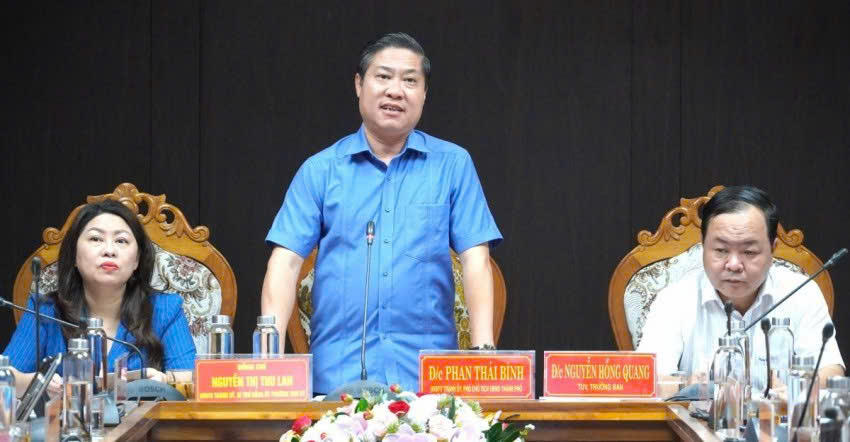 Phó Chủ tịch UBND thành phố Phan Thái Bình thông tin tại Hội nghị