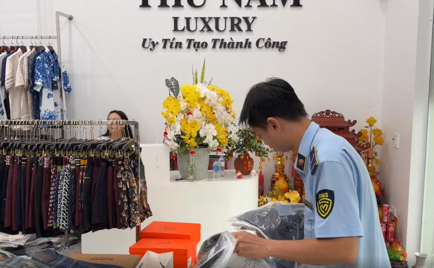 Hà Nội: Đội QLTT số 14 thu giữ gần 1.800 sản phẩm thời trang có dấu hiệu giả mạo nhãn hiệu nổi tiếng
