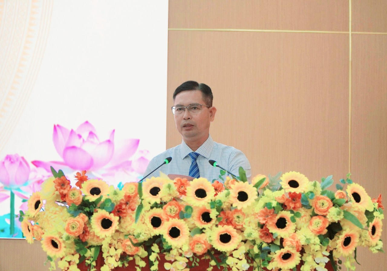 Ông Danh Tha, Phó Giám đốc Sở Dân tộc và Tôn giáo tỉnh An Giang phát biểu tại kỳ họp