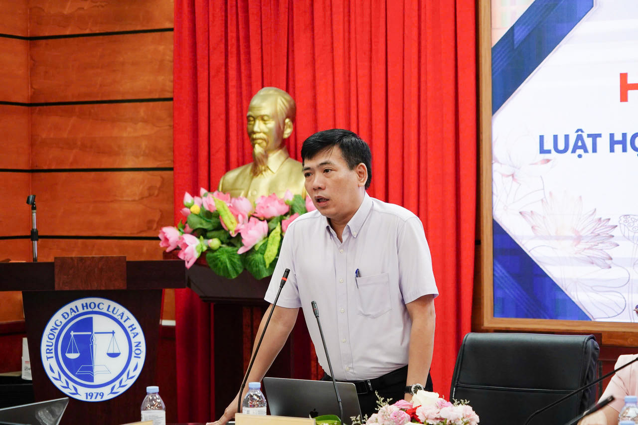 Phó Hiệu trưởng Hoàng Xuân Châu phát biểu khai mạc Hội thảo.