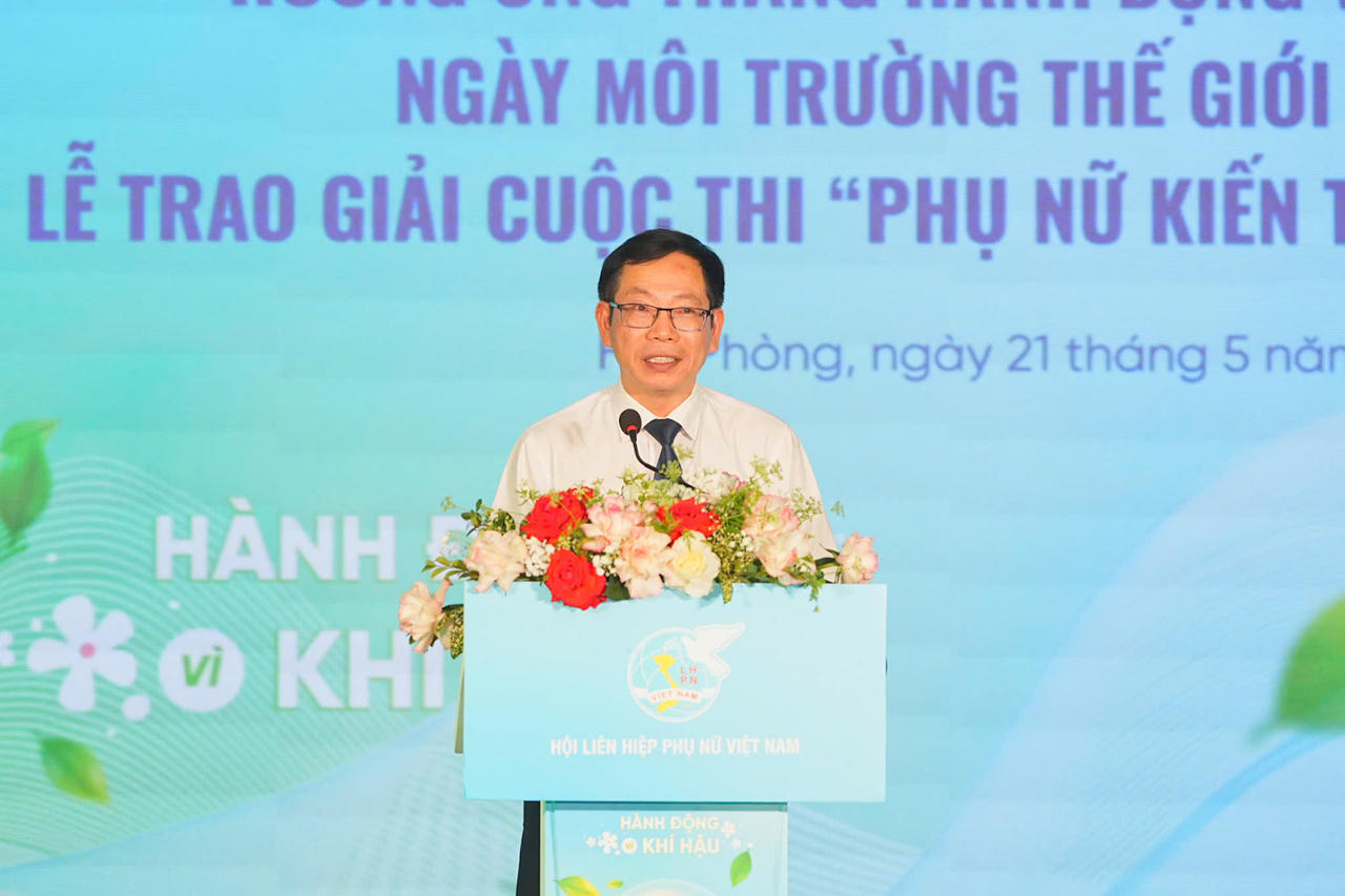 Phó Chủ tịch UBND thành phố Vũ Tiến Phụng phát biểu tại buổi lễ.