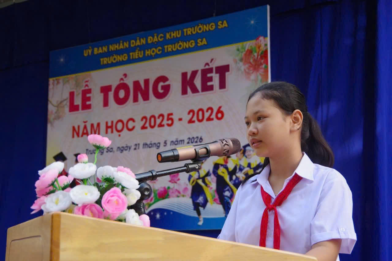 Lễ tổng kết đặc biệt của thầy và trò nơi đầu sóng Trường Sa