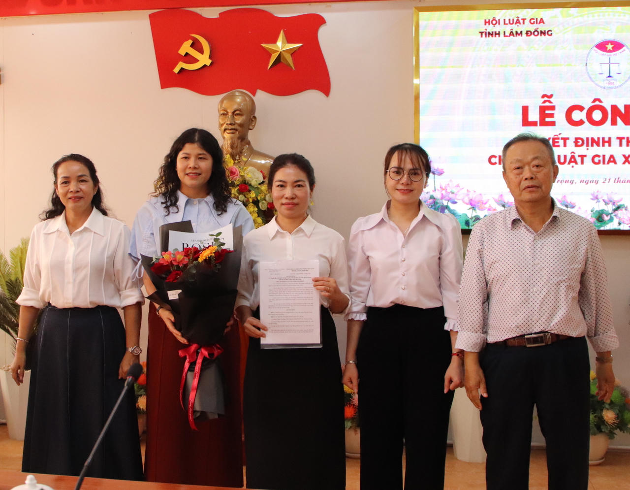 Lãnh đạo Hội Luật gia Lâm Đồng, lãnh đạo xã Đức Trọng chúc mừng Ban chấp hành Chi hội Luật gia xã Đức Trọng.