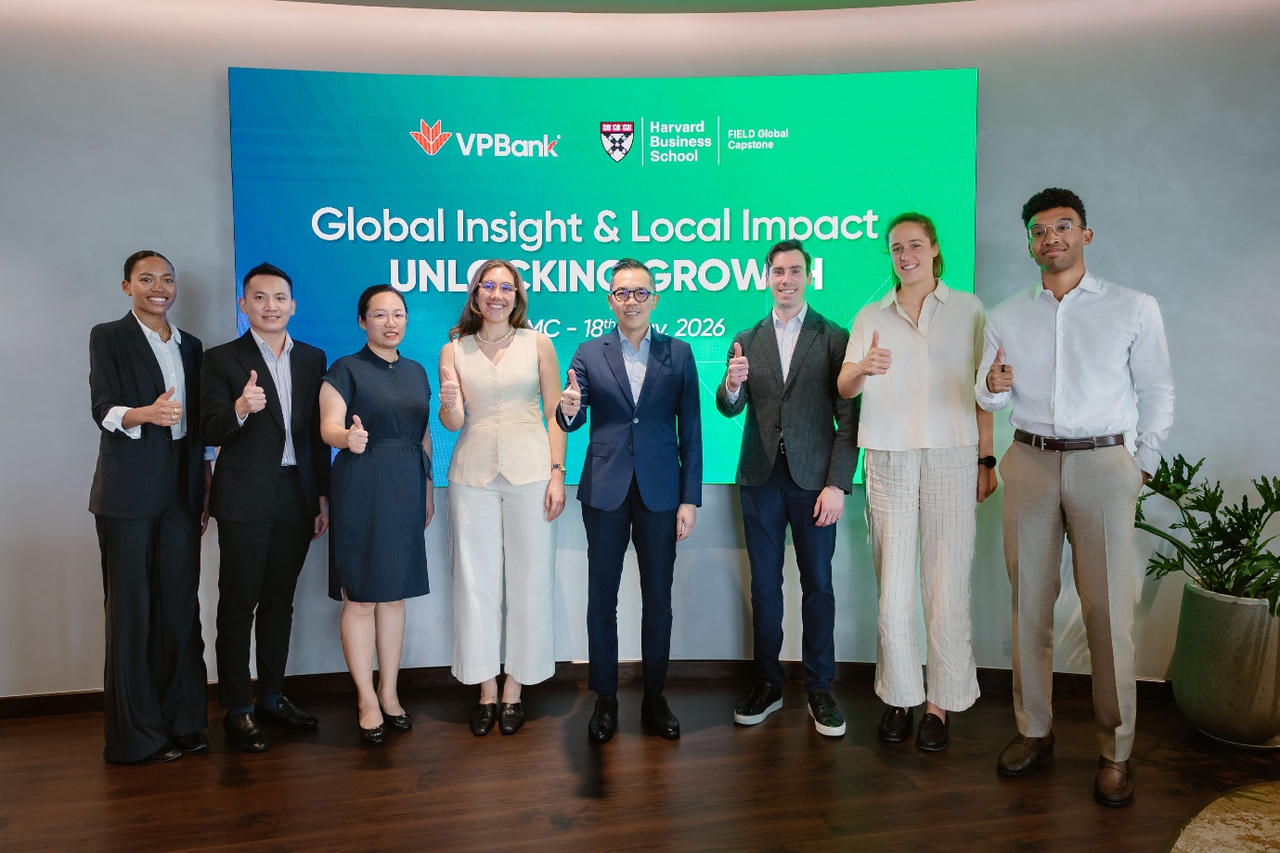 Các sinh viên xuất sắc của Harvard trong buổi làm việc trực tiếp cùng lãnh đạo ngân hàng VPBank.