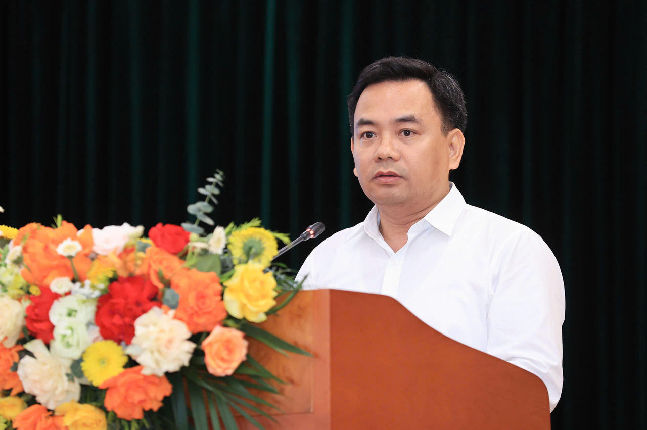 Ông Đỗ Công Thủy, Phó vụ trưởng Vụ Vận tải và An toàn giao thông trình bày báo cáo tại Hội nghị.