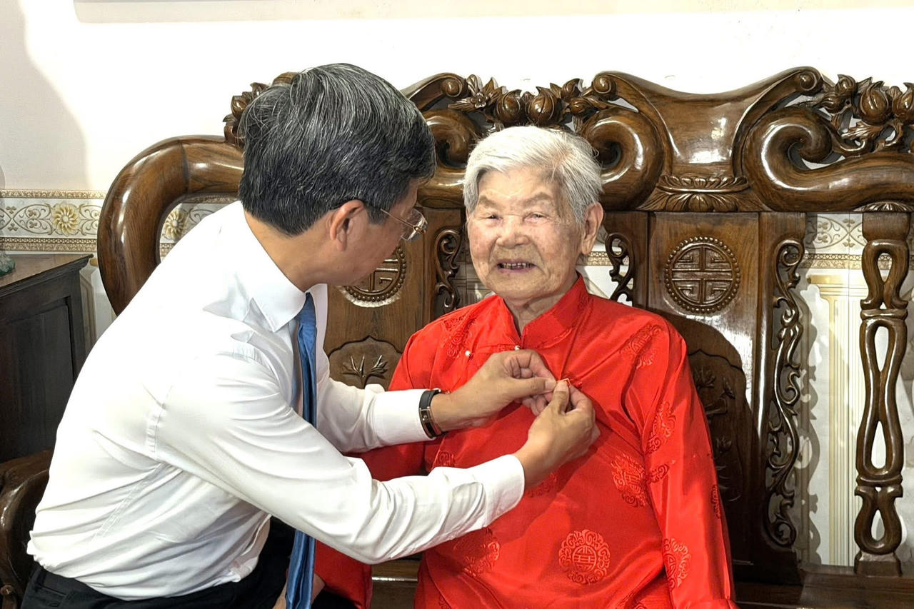 Ông Lê&nbsp;Anh Quân - Phó Chủ tịch Thường trực UBND TP Hải Phòng đã tới thăm, trao Huy hiệu 80 năm tuổi Đảng cho đảng viên lão thành Nguyễn Thị Lê tại phường An Hải.