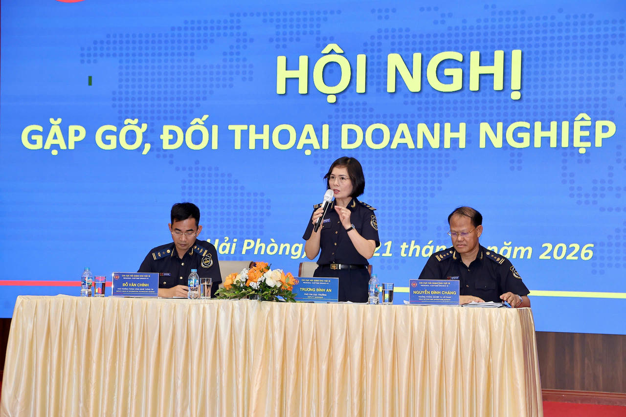 Lãnh đạo&nbsp;Chi cục Hải quan khu vực III giải đáp các vướng mắc của DN.