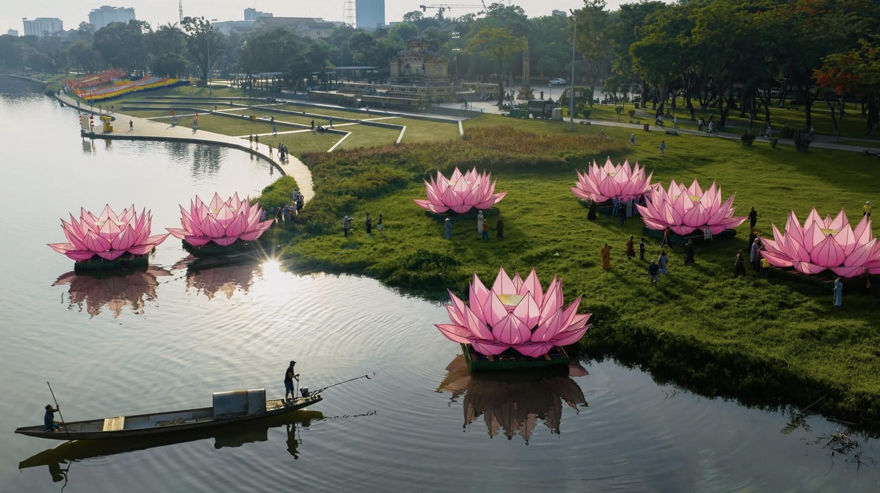 7 đóa sen “nở” trên sông Hương với ý nghĩa cung nghinh bảy bước chân thị hiện đản sanh của Đức Phật.