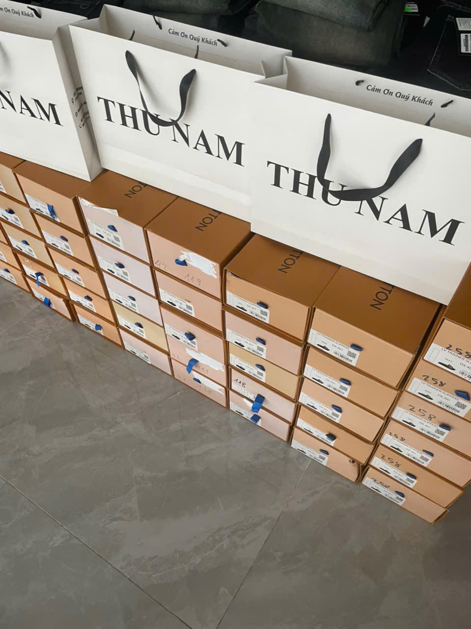 Hà Nội: Đội QLTT số 14 thu giữ gần 1.800 sản phẩm thời trang có dấu hiệu giả mạo nhãn hiệu nổi tiếng