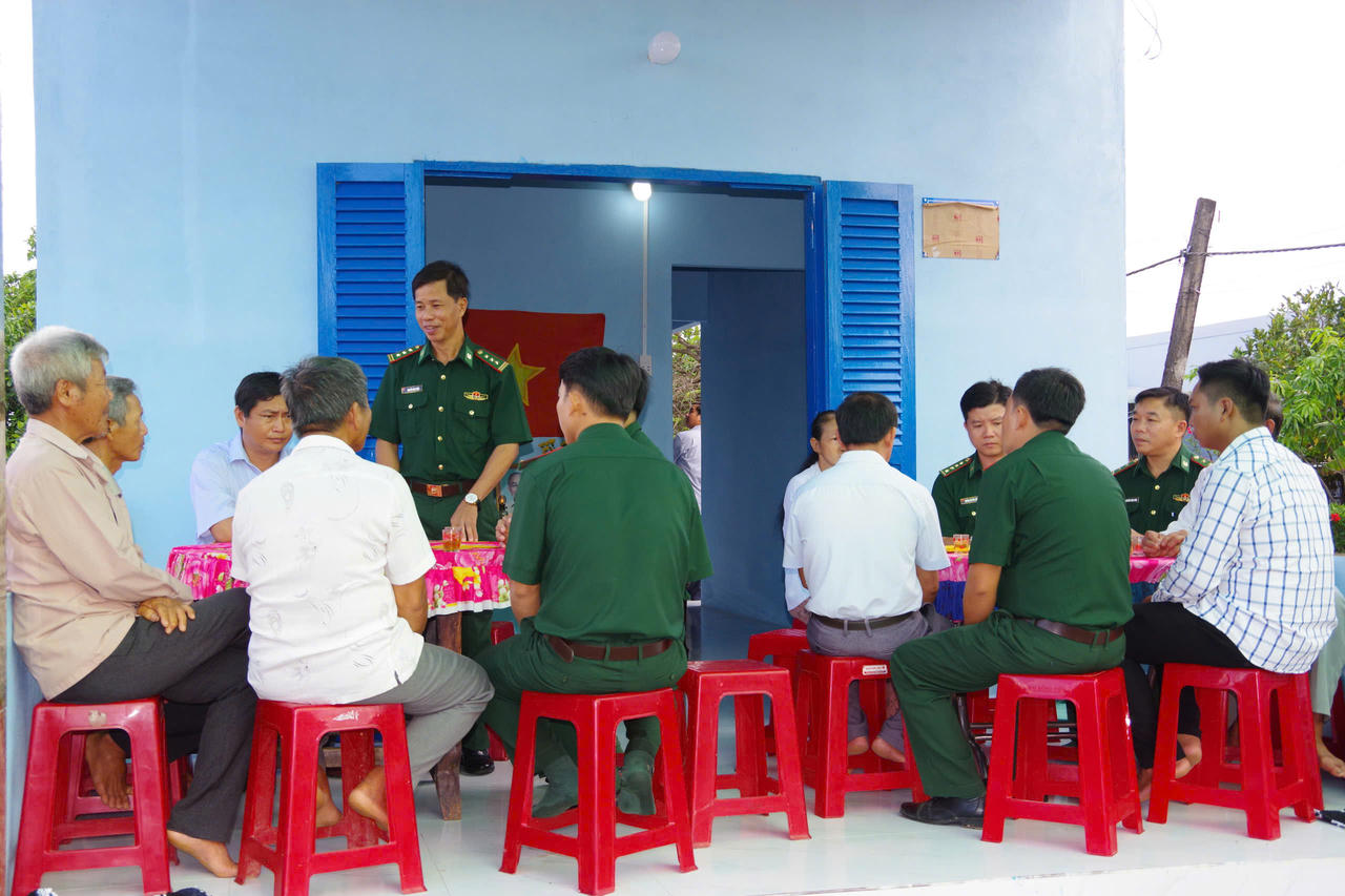 Ban Chỉ huy BĐBP tỉnh Vĩnh Long phối hợp cấp ủy, chính quyền địa phương xã Bảo Thạnh bàn giao căn nhà tình thương