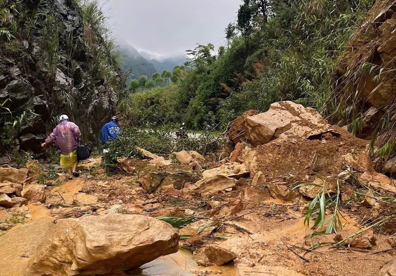 Sạt lở đất sau mưa lớn.