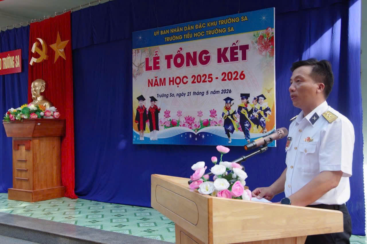 Trung tá Vũ Đức Quỳnh, chỉ huy trưởng đảo biểu dương tinh thần vượt khó của thầy và trò tại Trường Tiểu học Trường Sa