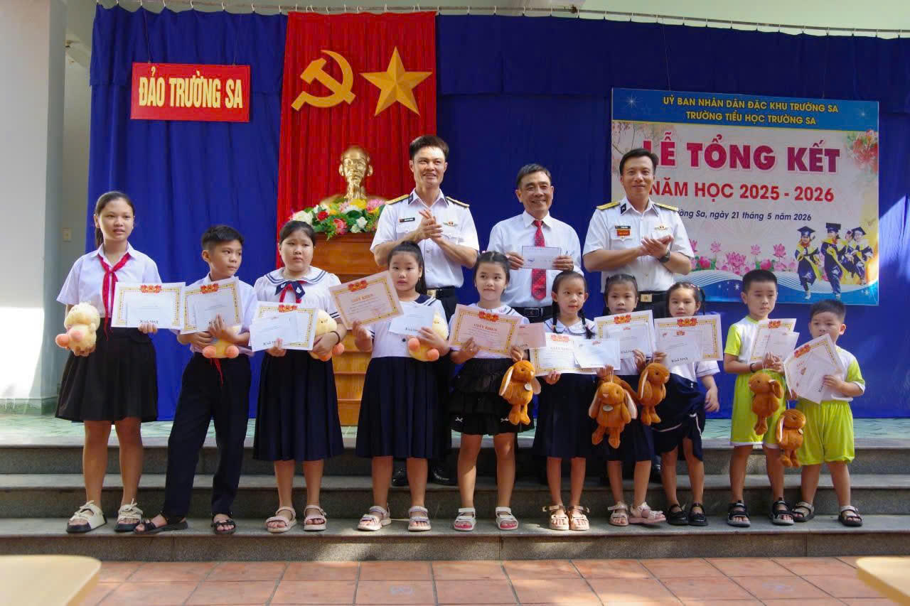 Lễ tổng kết đặc biệt của thầy và trò nơi đầu sóng Trường Sa
